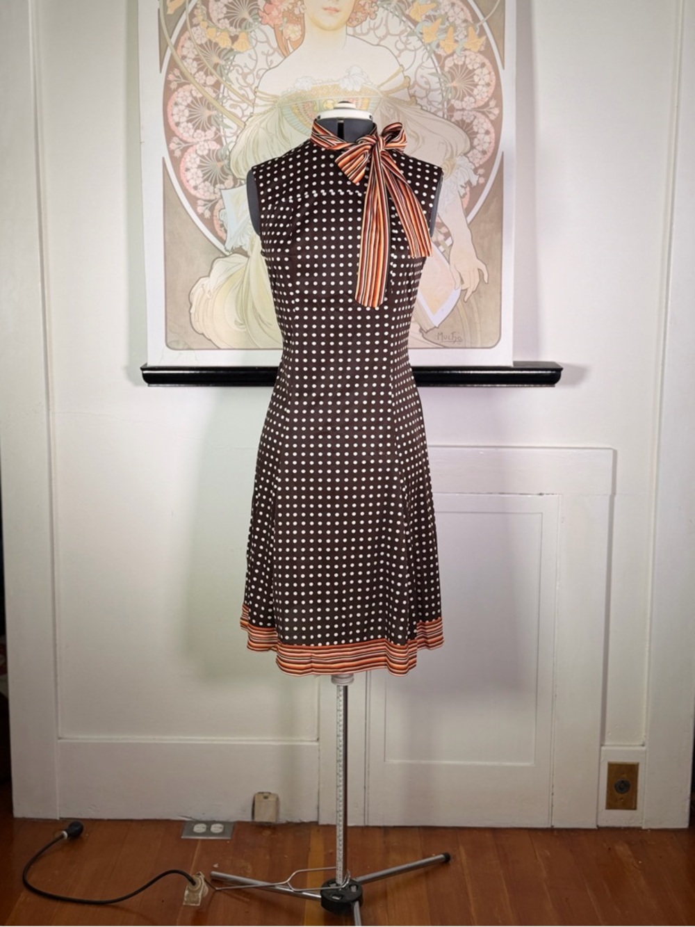 Women’s Vintage 60s Brown & Cream Polk Dot A-Line Mod Shift Dress w/ Scarf M